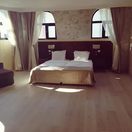 Hotel Plaza فندق 3*